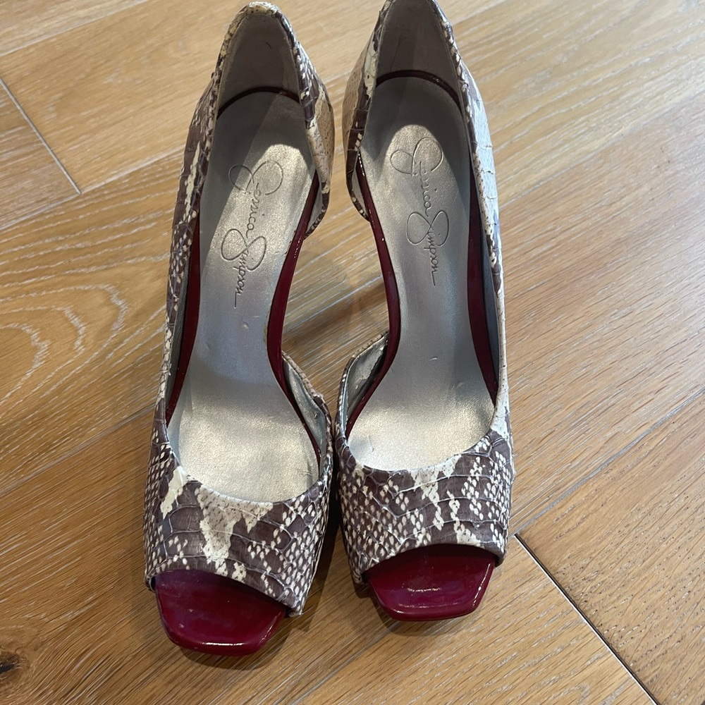 Jessica Simpson snakeskin print peel toe heels. Size 7 1/2